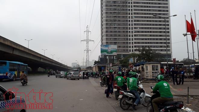Ngày cuối cùng của kỳ nghỉ Tết, các tuyến đường xung quanh bến xe Mỹ Đình không ùn ứ ảnh 1